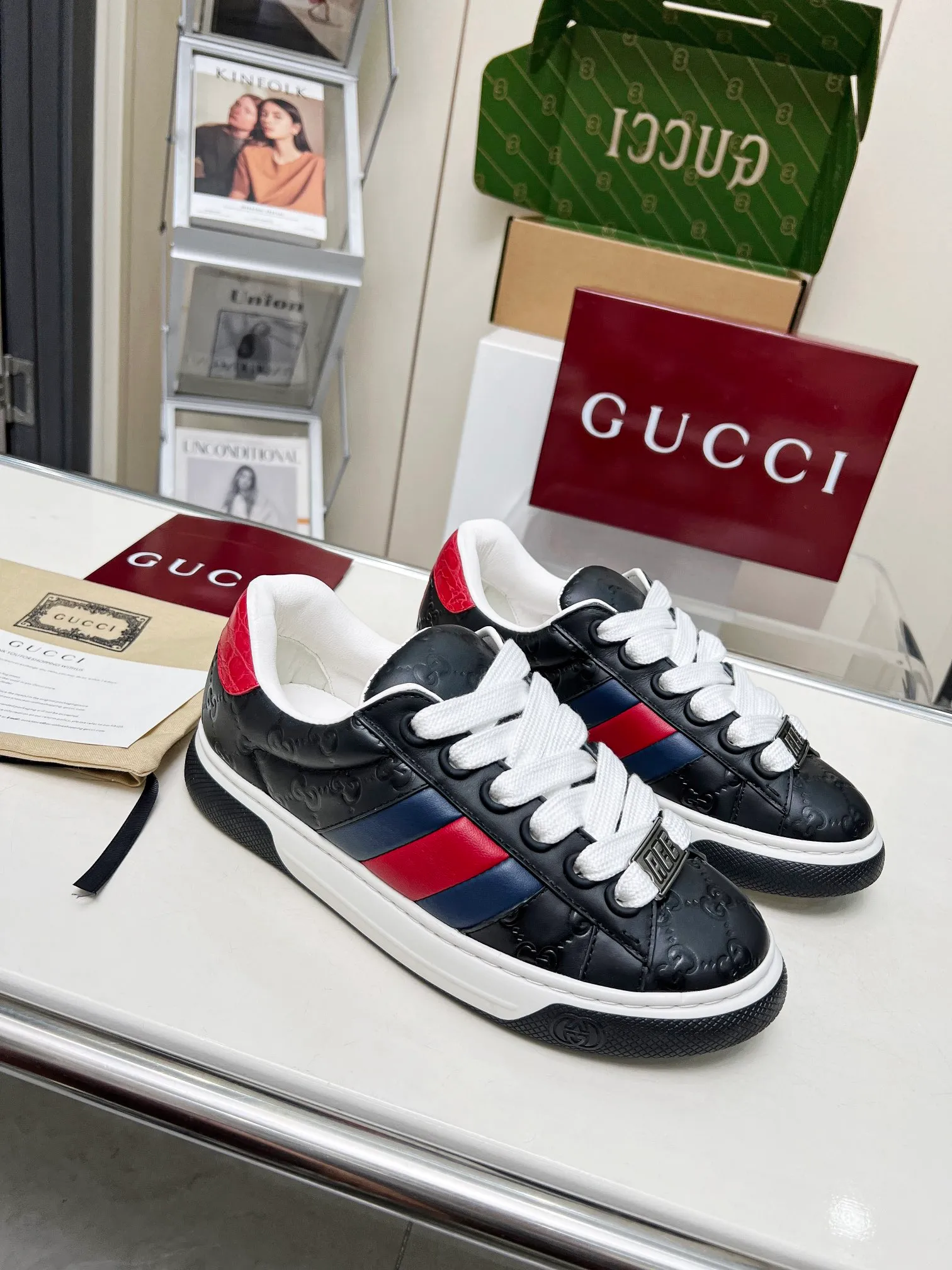 P660 embossed layout ❤️❤️❤️Gucci Gucci's latest Ace series casual sneakers for couples 🌸🌸🌸Original purchase, development and production. Since the advent of Gucci, the Ace series of sneakers has continued the brand narrative, and its ingenuity has made it the main product. The new series presents a distinctive low-top design with unique details to reinterpret the sneaker silhouette. The lace fixation is decorated with an "ACE" metal logo, and the thickened structure delicately creates a stiff shoe shape. 💖💖💖Gucci’s classic red and green striped webbing adds to the charm of the entire design. ☑️Fabric: Original imported first-layer cowhide ☑️Inner lining: Original customized soft cowhide ☑️Bottom thickness: 3CM ☑️Size: Female 35-40 Male 40-45